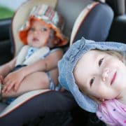 (c) Fotolia - enfants en voiture